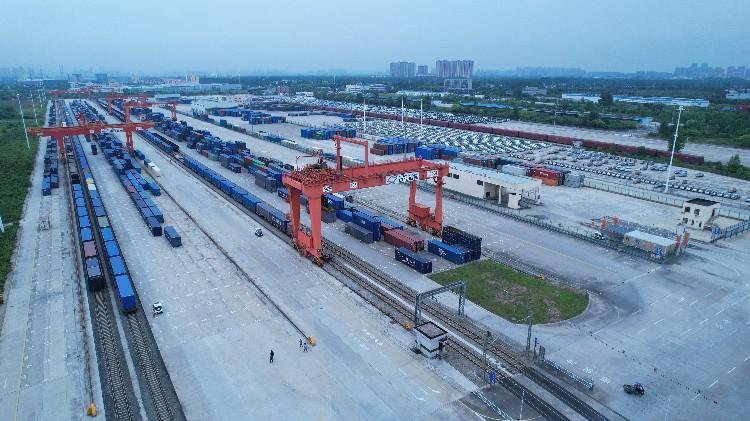 保障国际供应链稳定畅通 2024年中欧班列累计开行1万列(图2) 保障国际供应链稳定畅通 2024年中欧班列累计开行1万列(图2)